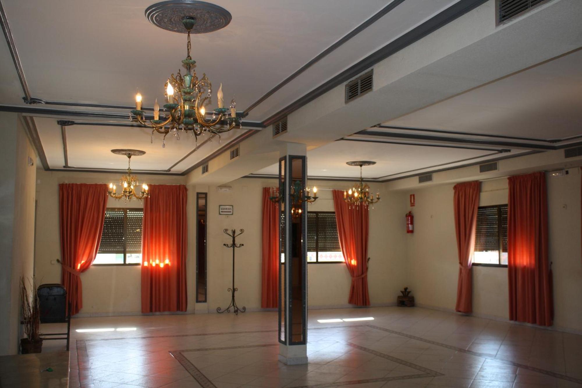 Hotel Carvajal Torrejón el Rubio Екстериор снимка