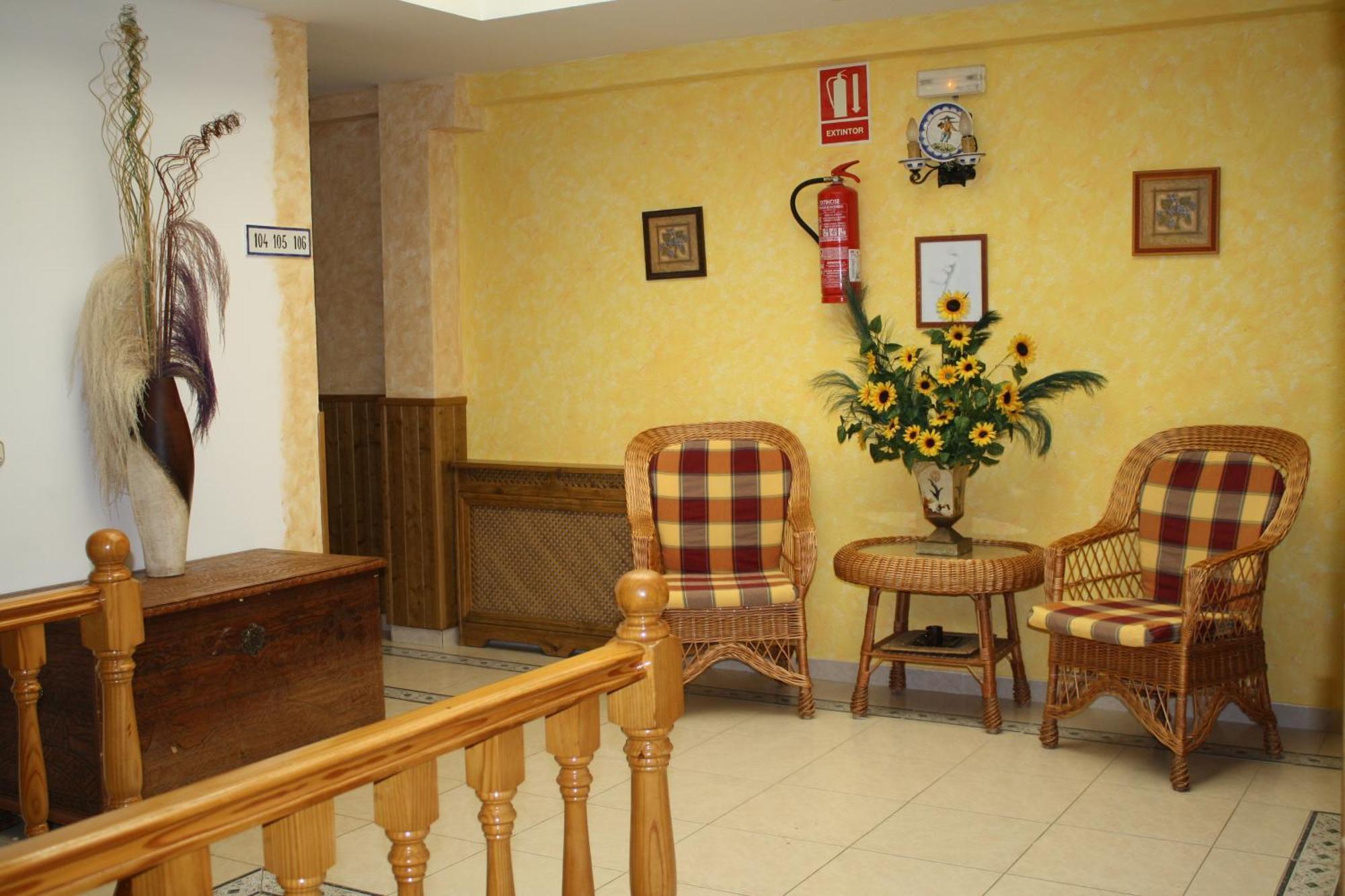 Hotel Carvajal Torrejón el Rubio Екстериор снимка