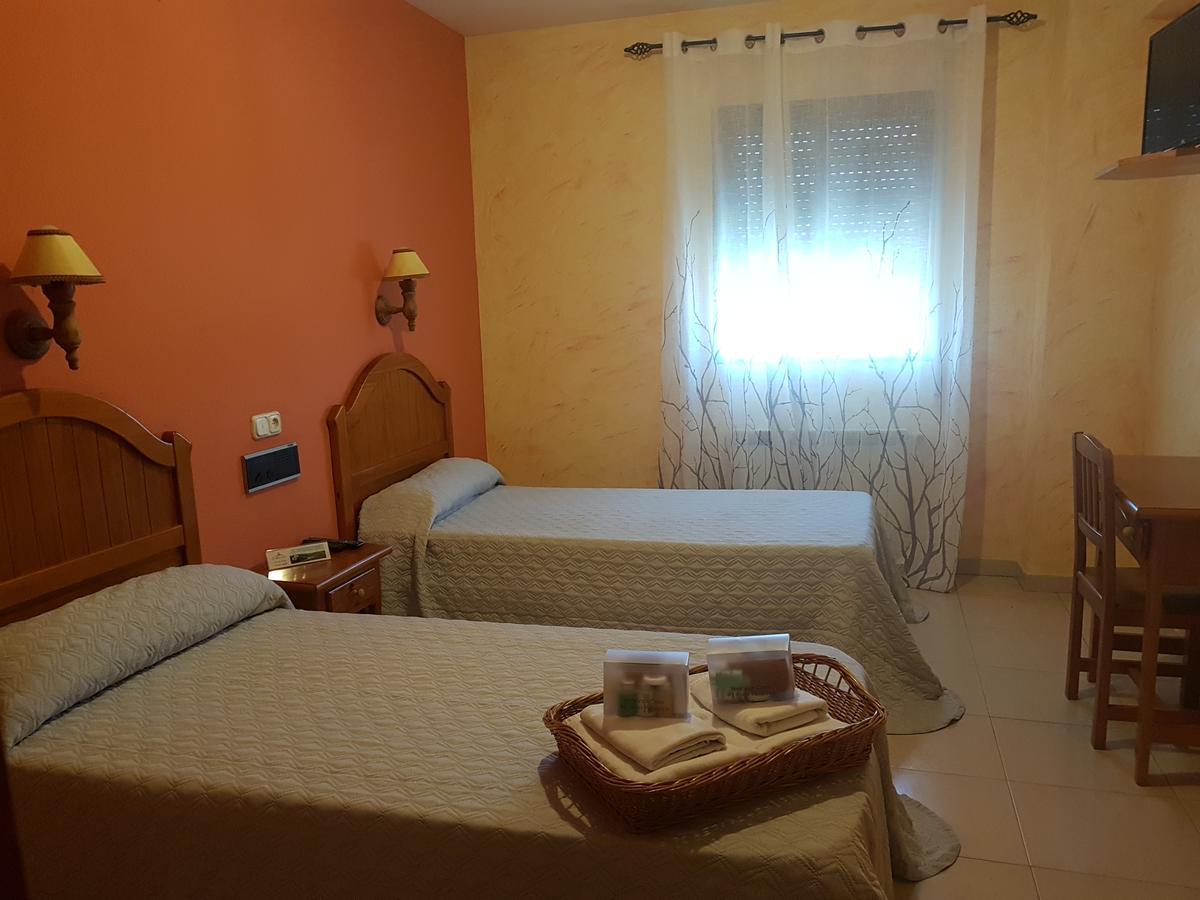 Hotel Carvajal Torrejón el Rubio Екстериор снимка