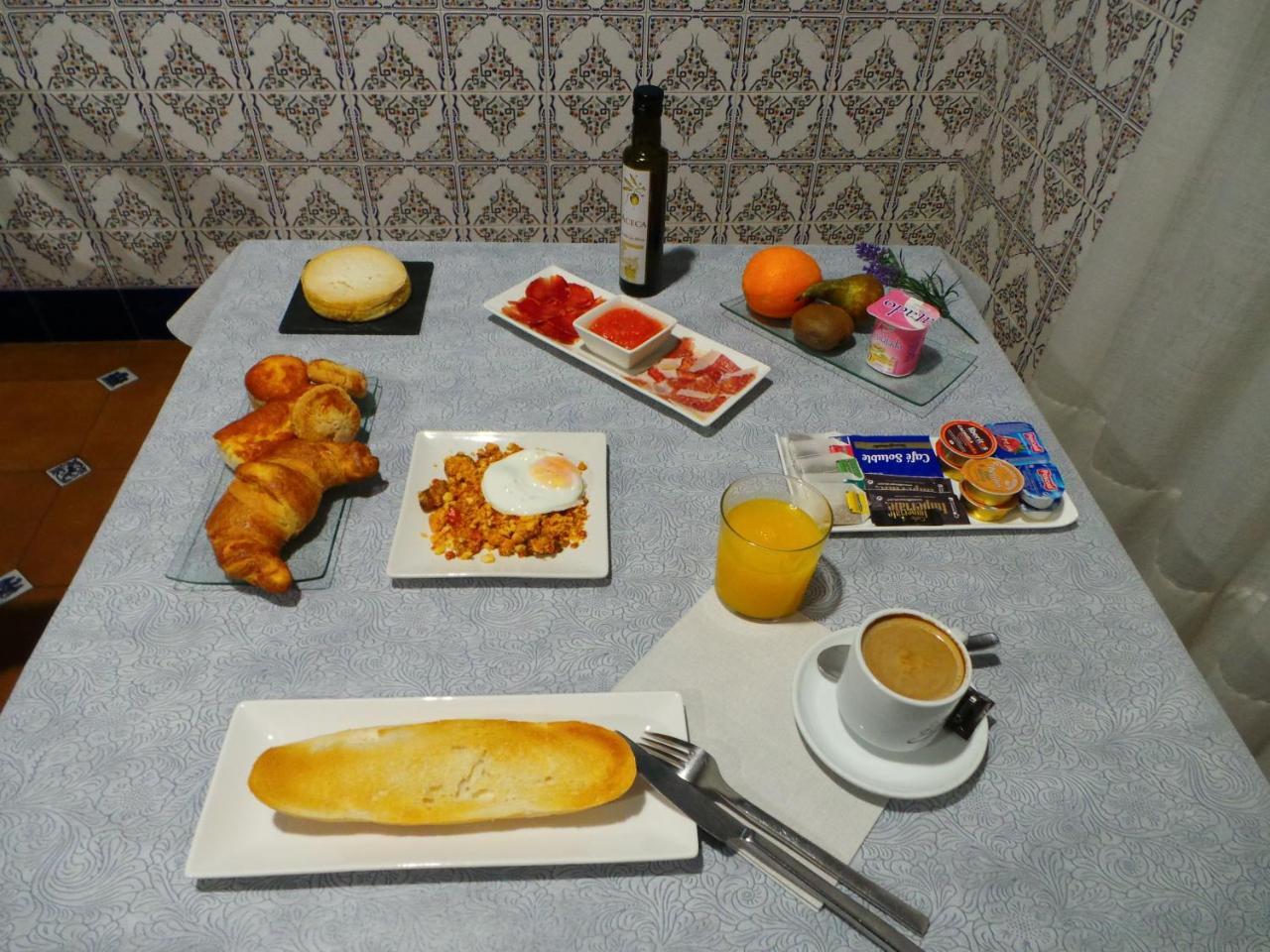 Hotel Carvajal Torrejón el Rubio Екстериор снимка